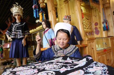 針尖雕出千年華美,水族馬尾繡綻放藝術(shù)生活之花